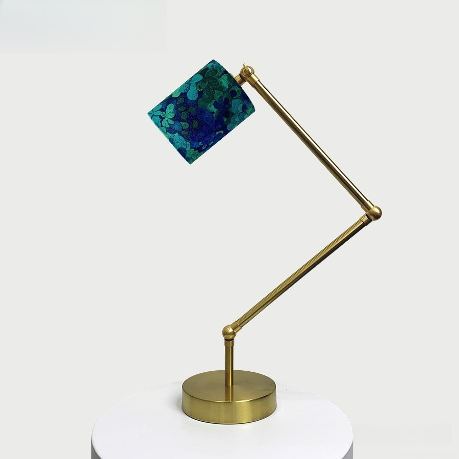 Century Textile & Sewing Supply Photos - Verstelbare leeslamp: metalen voet met Liberty